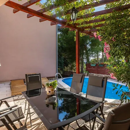 Seaside With A Swimming Pool Medici, Omis - 7461 Apartmán
