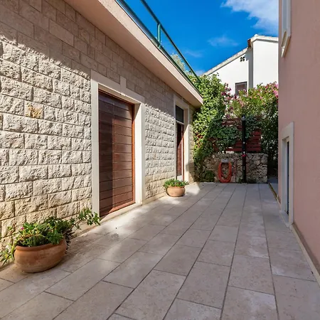 Seaside With A Swimming Pool Medici, Omis - 7461 Апартаменти Міміце